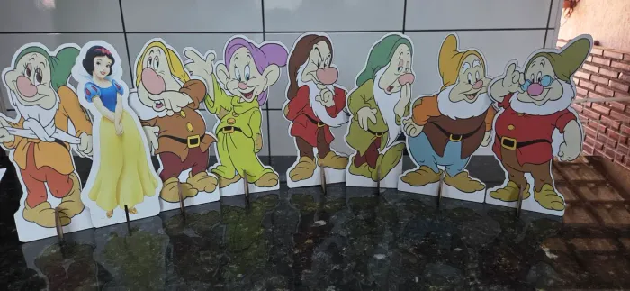 Kit display de mesa festa infantil Branca de Neve e os sete anões 25cm de altura..