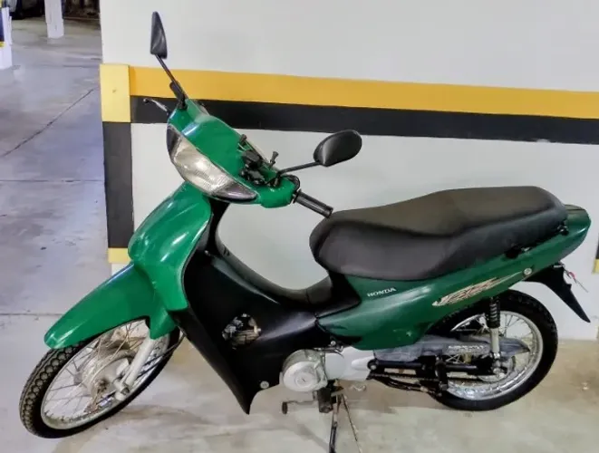 Honda 100 Bizz , ano 2005,.com pneus, bateria, capa de banco e carburador novos.