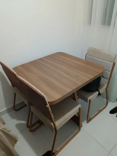 Mesa com 4 cadeiras