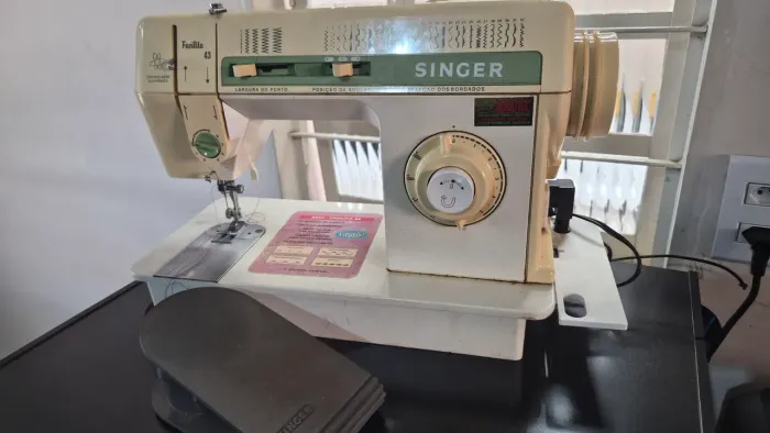 Maquina de costura Singer facilita (de ferro uma das melhores)