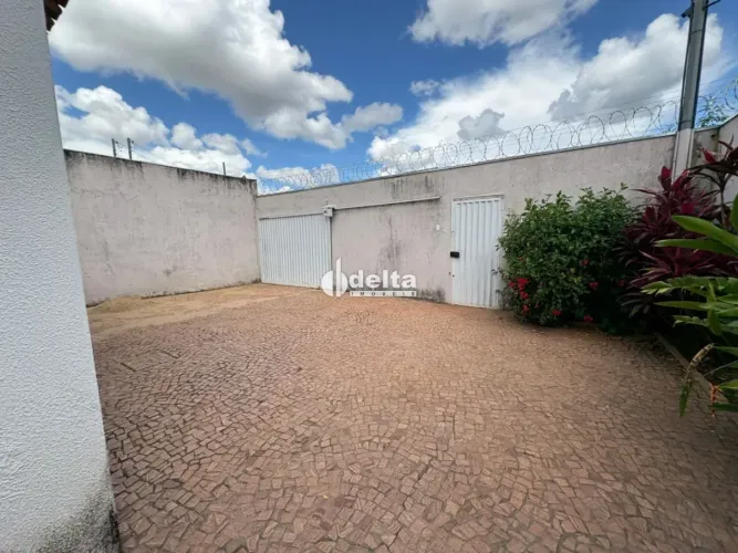 Casa residencial com 2 quartos sendo 1 suíte disponível para locação e venda no bairro Sho