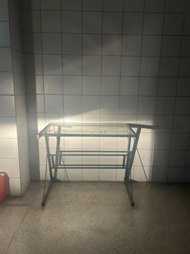 Mesa para estudo, de ferro e tampo de vidro, medindo 0,90x0,50. Semi nova, único dono
