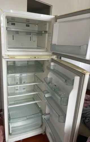 Geladeira Brastemp em ótimo estado de conservação e funcionando 