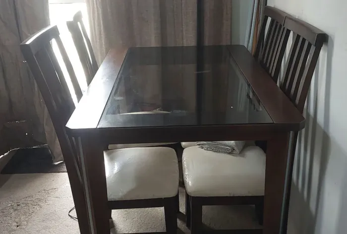 Vendo mesa com 4 cadeiras e rack sala