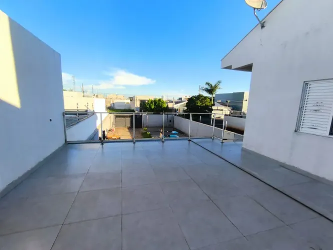 Casa com piscina para venda em Maringá - PR