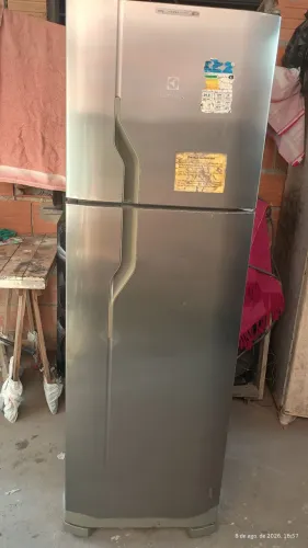 Vendo geladeira Frost Free gelo seco funcionando perfeitamente