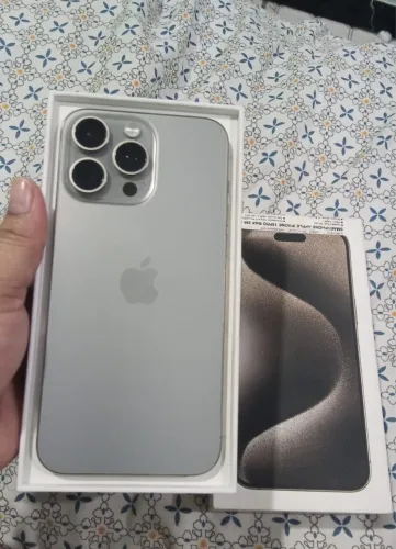 V/T IPhone 15 Pro Max Titânio
