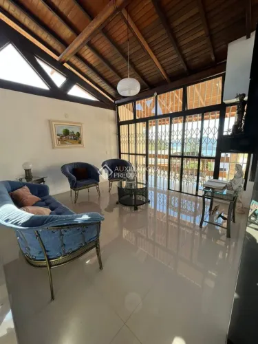 Casa Comercial/Residencial no Morro da Cruz - 267m², 4 Quartos, Vista Mar e Quintal Verde