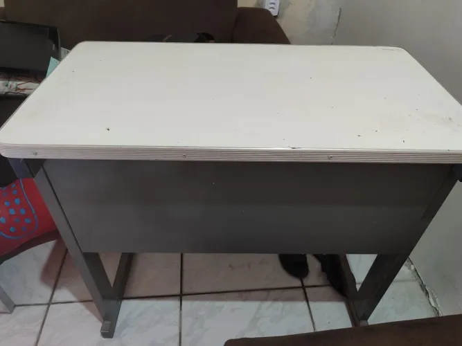 Vende se uma mesa de escritório de ferro duas gavetas