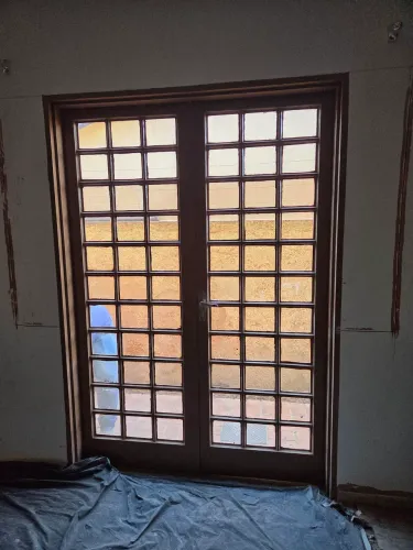 Vendo porta esquadria, 2 lâminas de abrir, com vidros e fechadura