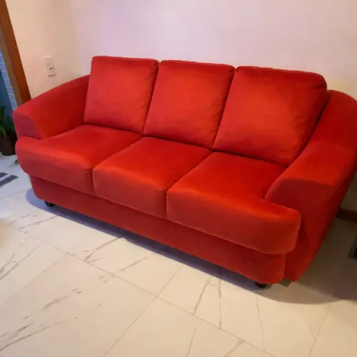 Sofá luxo 3 lugares, tecido aveludado, cor vermelho vibrante, quase novo
