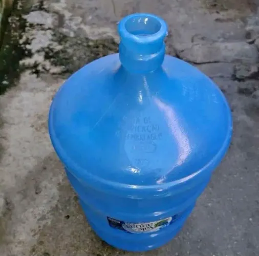 Garrafa de água azul