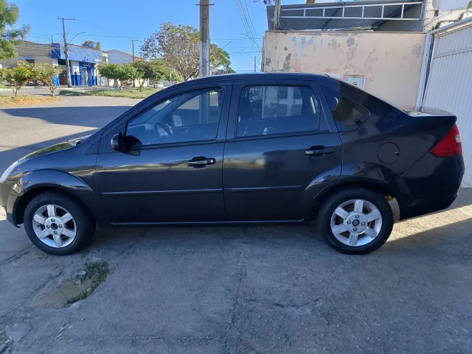 Ford Fiesta Sed. 1.6 8V Flex 4P 2005
