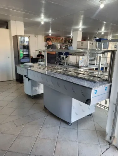 NZ. Buffet aquecido 10 cubas com apoio de pratos e talheres 