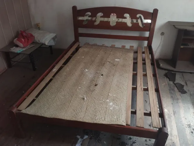 Cama casal em madeira com cabeceira em espelho