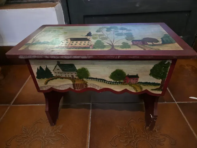 Banco pintado a mão 