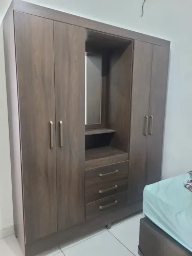 GUARDA-ROUPA - Conservado, único dono, nunca foi desarmado.