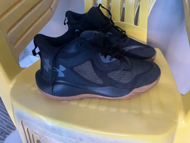 BASQUETEIRA UNDER ARMOUR - tamanho 42