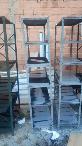 Prateleiras de aço 