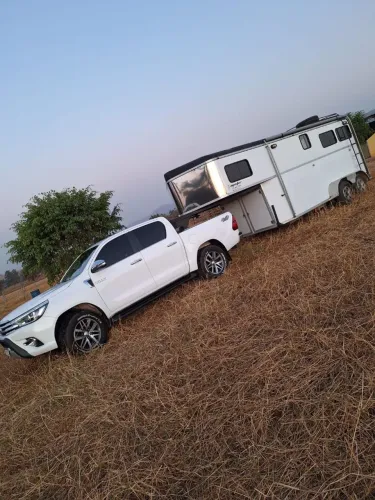 Trailer 5 roda 2022 para dois cavalos com apartamento