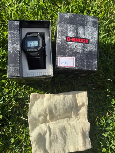Relógio Casio G-Shock Digital Masculino DW-5600BCE Com Pulseira Cordura Preta