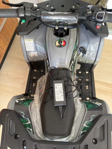 Quadriciclo elétrico infantil Fun Motors E-Flash, potente e divertido, para crianças