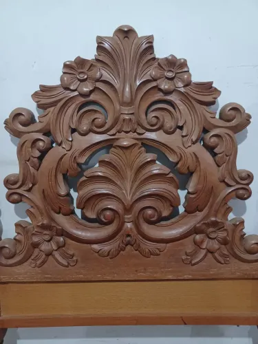 Cama em madeira maciça trabalhada - cabeceira e pé 
