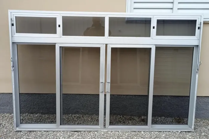 Vendo 2 janelas de alumínio completa