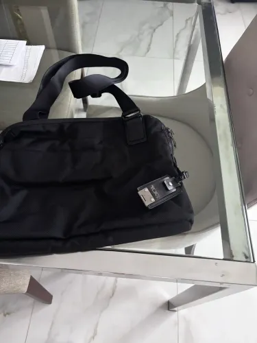 Bolsa transversal marca TUMI linda ideal para viagem e para motoqueiros chiques