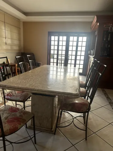 Mesa de jantar 8 lugares com aparador 