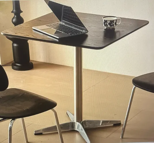 Mesa Mdf preta com pés inox