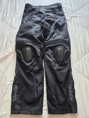 Calça de proteção Riffel Joker. Possível utilizar com jaqueta da marca!