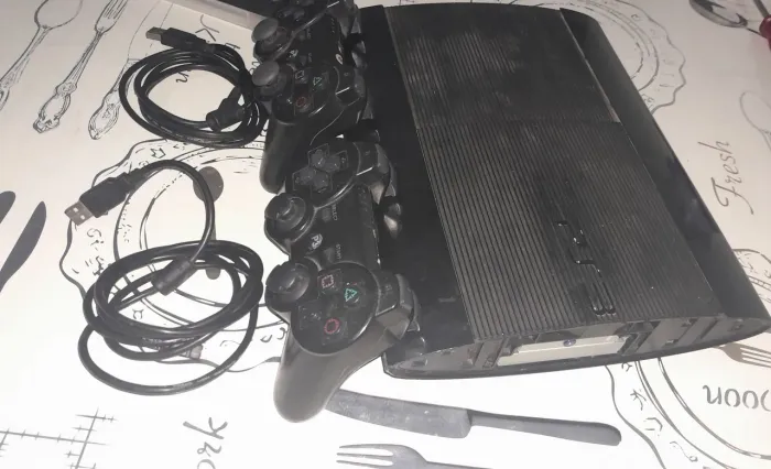 Ps3 +1 controle + 2 carregadores e + 4 jogos