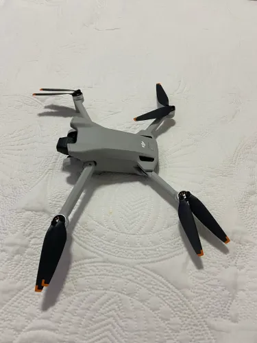 Vendo um Drone DJI mini 3 combo com 3 baterias 