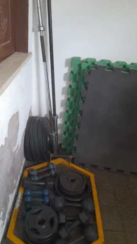 Barras e anilhas Cross fit