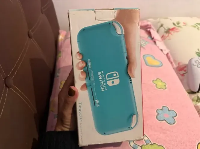 Nintendo Switch Usado, azul turquesa com jogos digitais na memória, originais.