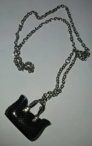 Colar com bolsinha