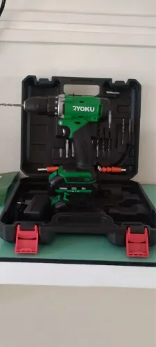 Parafusadeira e furadeira 20v com 2 baterias e maleta com 28 acessórios .
