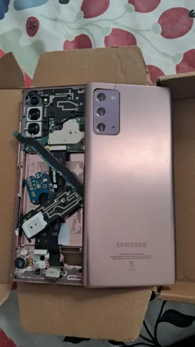 carcaça do Galaxy Note 20 Ultra e Galaxy S10.