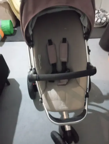 Carrinho de bebê marca Quinny 