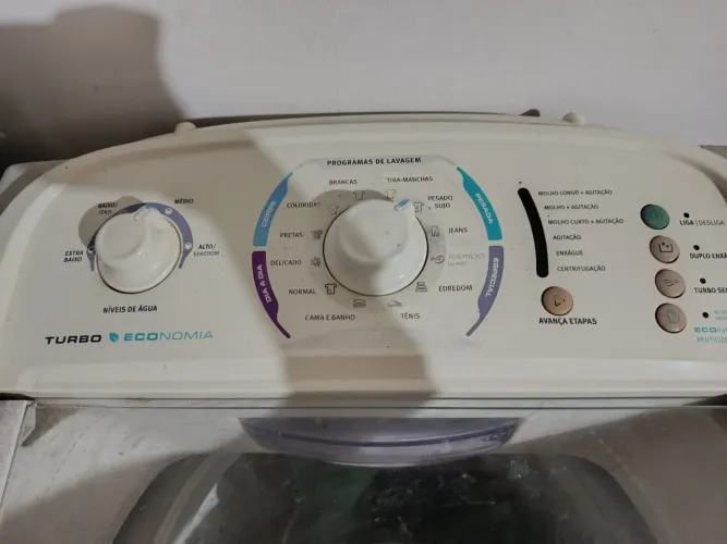 Máquina de lavar com vazamento.