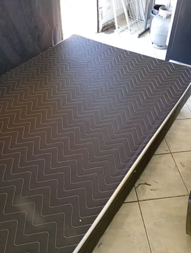 Cama de casal com base firme e colchão