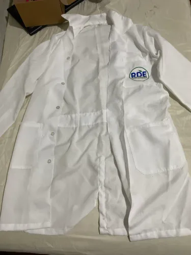 Kit enfermagem: jaleco, esfignomanômetro, estetoscópio 