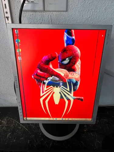 Monitor 17 polegadas com detalhe