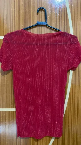Blusa vermelha transparente com brilhos