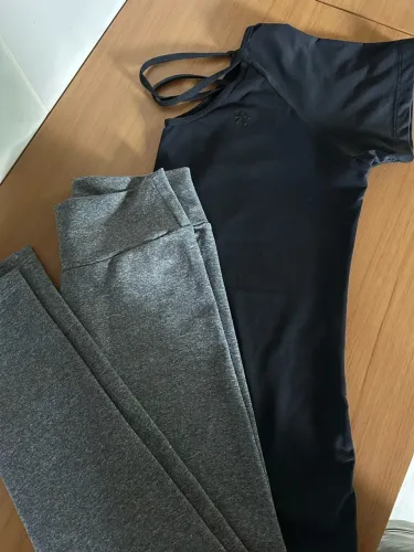 conjunto legging cinza e camiseta longa sarados