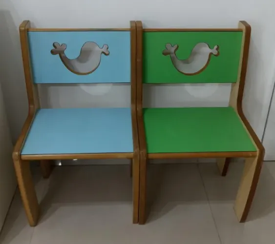 Cadeira de madeira infantil (cores: azul, amarelo, verde e lilás)