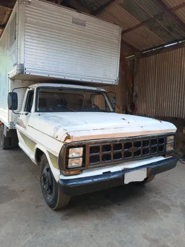 Caminhão baú f4000