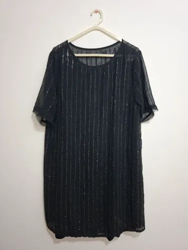 Vestido bordado preto curto