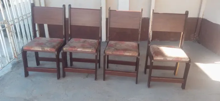 4 cadeiras pesadas e bem reforçada, madeira boa só higenizar